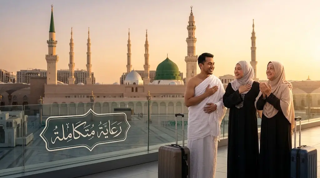صورة تعبيرية تظهر مجموعة من المعتمرين الآسيويين بملامح تملؤها السعادة والرضا أثناء مغادرتهم بعد الاستفادة من خدمات البرنامج.
