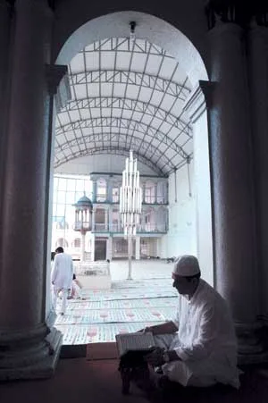 البيع في المقبرة خيركم من تعلم القرآن.. وعلمه