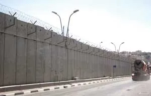 يعزل أحياء من مدينة القدس المحتلة الصهاينة يبدؤون بناء جدار فصل عنصري