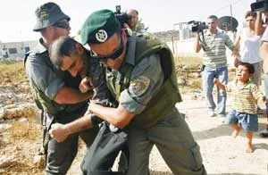 خلال حملات مداهمة غرب رام الله قوات الاحتلال الصهيوني تعتقل ستة فلسطينيين