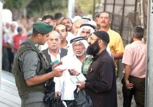 للتضييق على مواطني الضفة الغربية قوات الصهاينة تنصب حواجز عسكرية