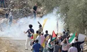 اصيب خلالها العشرات من الفلسطينيين والمتضامنين الأجانب بحالات اختناق قوات الصهاينة تقمع المشاركين في المسيرة السلمية المناهضة لجدار الفصل العنصري بالضفة الغربية