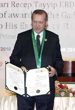 وسط حضور جماهيري غفير رجب طيب أردوغان رئيس وزراء تركيا يتسلم رسمياًً جائزة القذافي لحقوق الانسان الأمين العام لـلجنة الشعبية لجائزة القذافي لحـقوق الإنسان لصحيفةالشمس تكريم السيد رجب طيب أردوغان بنيله جائزة القذافي لحقوق الإنسان لإيمانه المطلق بقيم الحرية ووقوفه إلى جانب الحق ودفاعه ودعمه المتواصل للقضية الفلسطينية