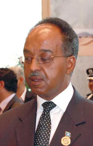 محمد عبدالله أومار.. نائب رئيس الوزراء الصومالي وزير الخارجية لصحيفةالشمس إننا نعوّل كثيراً على القائد معمر القذافي لإنهاء الصراع المسلح في الصومال معمر القذافي.. رجل عظيم وشخصية مرموقة وله دور فاعل ومؤثر على الساحة الدولية