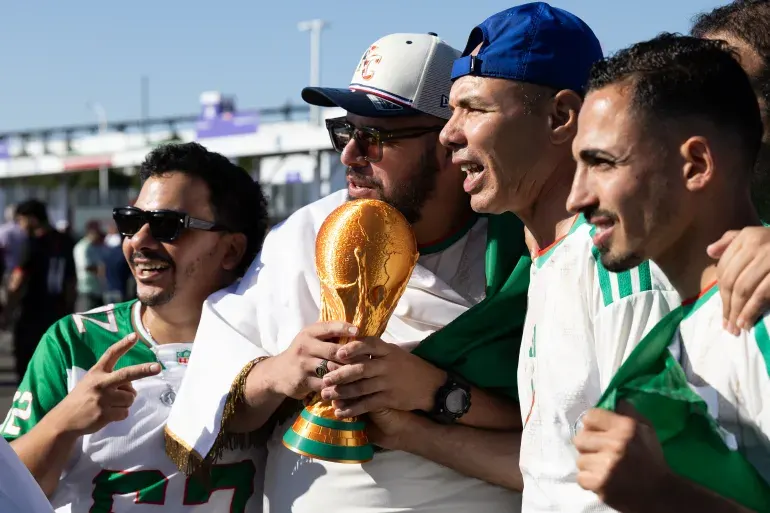 استمتاع الجمهور بمجسم كأس العالم. (الأوروبية)