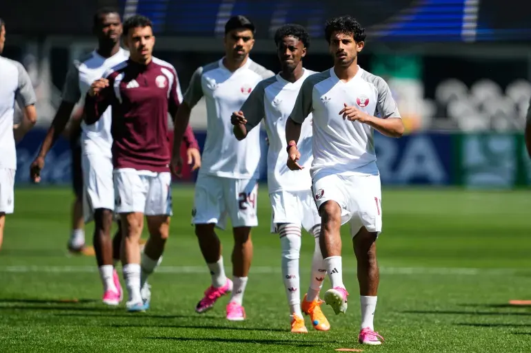 إحماء لاعبي قطر استعدادًا لمواجهة البوسنة في كأس العالم 2026. (أسوشييتد برس)