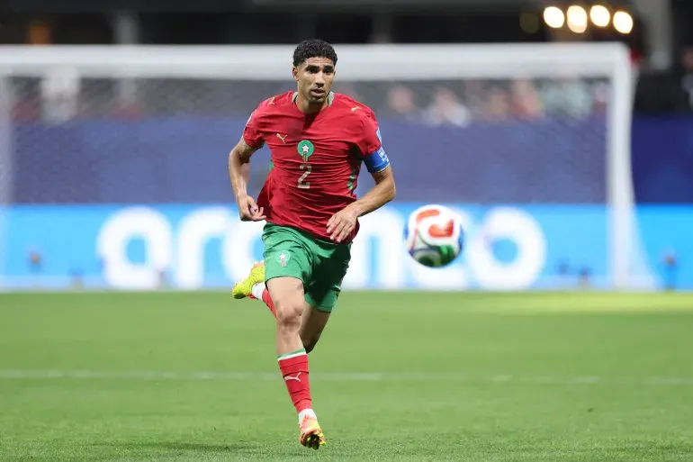 لقطة حميمية لنجم منتخب المغرب. (الفرنسية)