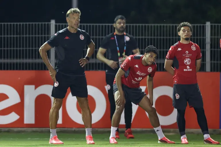 هيرفي رونار في تدريب للمنتخب التونسي.