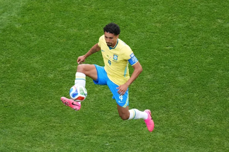 لاعب كرة القدم ماركينيوس ينظر بتركيز في الملعب. (AP)