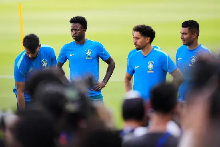 لاعب كرة القدم فينيسيوس جونيور هو الشخص الثاني من اليسار. (AP)