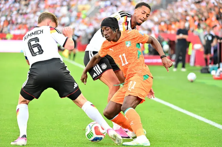 ديوماندي الإيفواري يراوغ لاعبي ألمانيا في كأس العالم. (الأوروبية)