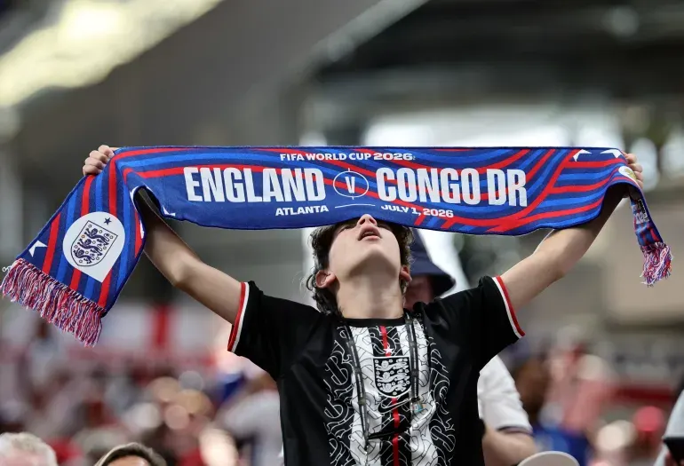 مشجع إنجليزي يرتدي قميص المنتخب. (الأوروبية)