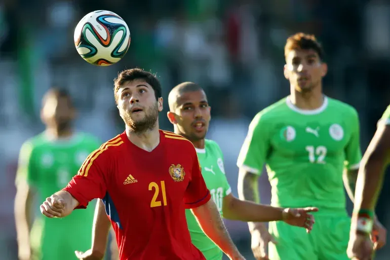 لقطة حماسية من مباراة الجزائر وإسبانيا في كأس العالم 2014. (غيتي)