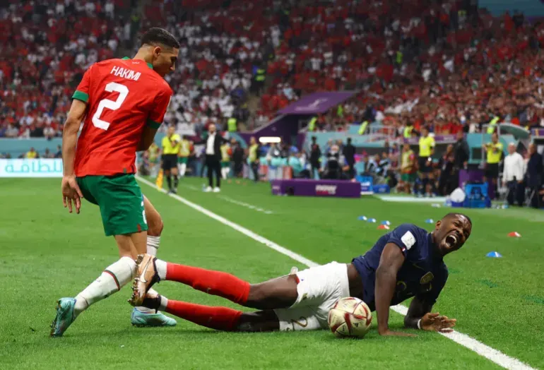 تدخل حكيمي الناجح على لاعب فرنسا في نصف نهائي مونديال 2022. (رويترز)