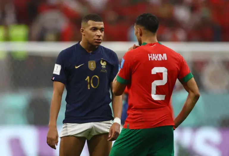 حكيمي (يمين) ومبابي في نصف نهائي مونديال 2022 (رويترز)