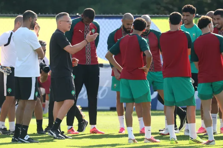 يوجه وهبي لاعبي المغرب في التدريب الأخير. (الفرنسية)