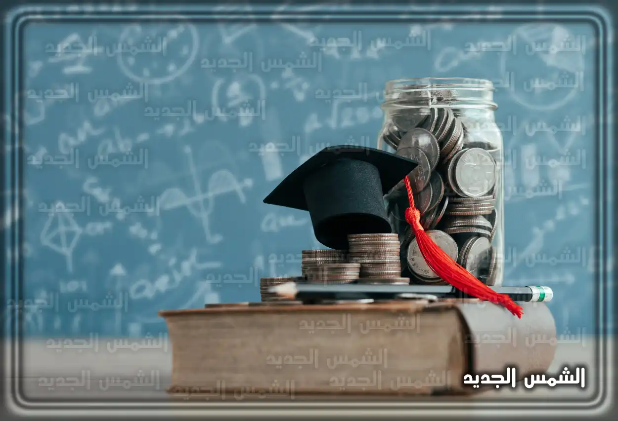 مجموعة من الطلاب الخريجين يرتدون قبعات التخرج