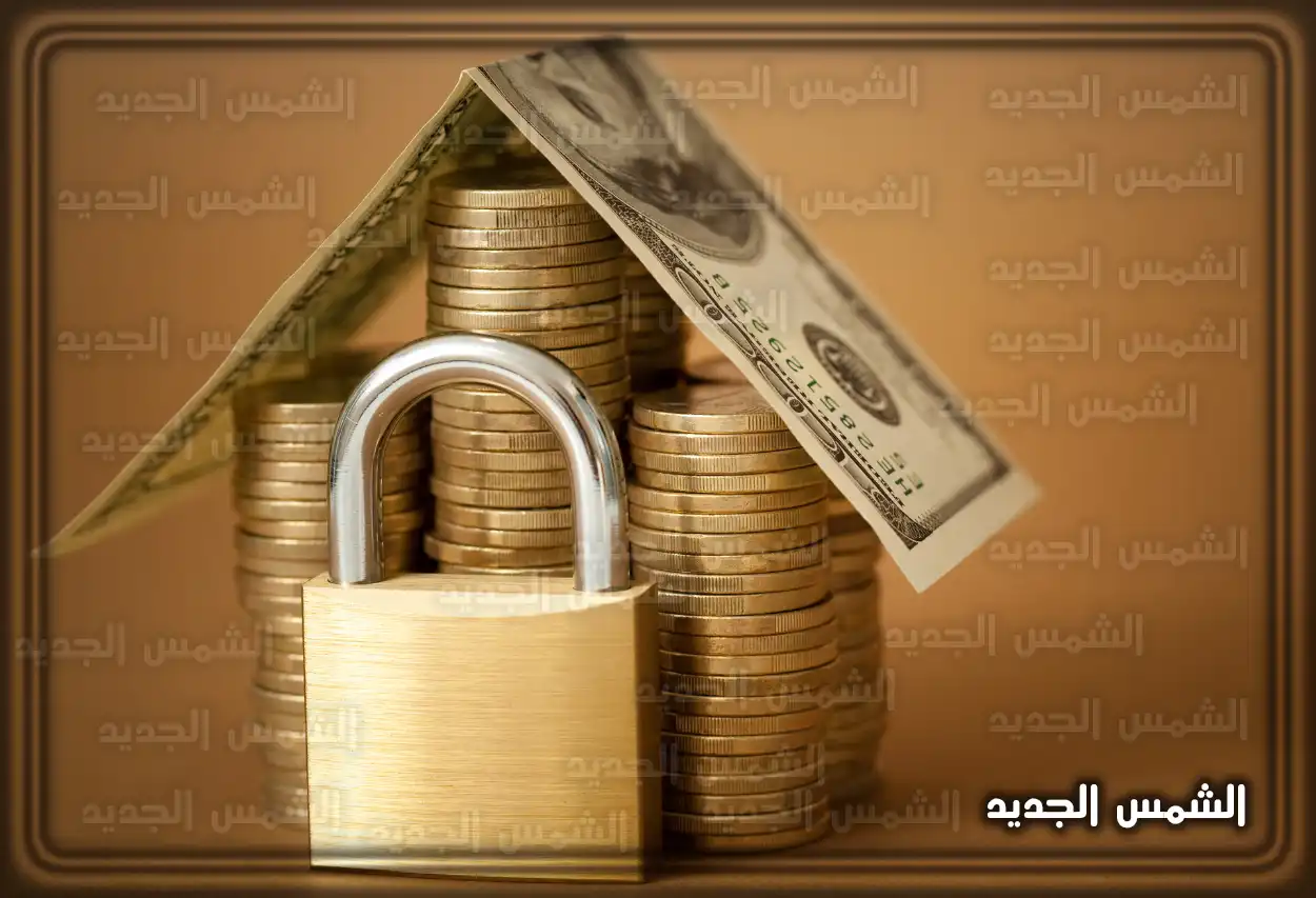 موظف من بنك الراجحي يشرح شروط التمويل لعميل